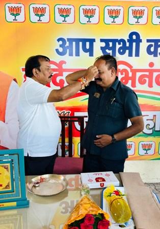 18 साल की सेवा के बाद सुरक्षा अधिकारी गोविंद दीक्षित सेवानिवृत्त, सांसद कार्यालय में हुआ भावुक विदाई समारोह...