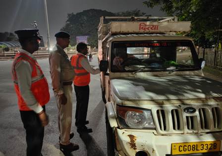 दुर्ग में ब्लैक-ग्रे स्पॉट पर ट्रैफिक पुलिस की सख्ती, सितंबर में 11 हजार से अधिक वाहन चालकों पर कार्रवाई... 4 दुर्ग में ब्लैक-ग्रे स्पॉट पर ट्रैफिक पुलिस की सख्ती, सितंबर में 11 हजार से अधिक वाहन चालकों पर कार्रवाई...