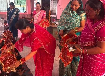 महाअष्टमी पर नगर पालिक निगम, दुर्ग परिसर स्थित मां दुर्गा मंदिर में महापौर अलका बाघमार ने किया कन्या पूजन, कन्याओं को भोजन कराकर लिया आशीर्वाद... 12 महाअष्टमी पर नगर पालिक निगम, दुर्ग परिसर स्थित मां दुर्गा मंदिर में महापौर अलका बाघमार ने किया कन्या पूजन, कन्याओं को भोजन कराकर लिया आशीर्वाद...