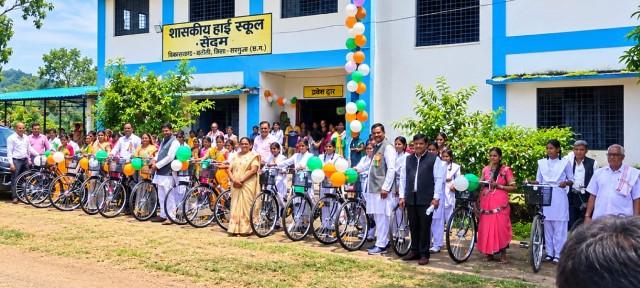 विशेष लेख : पंखों को मिली रफ्तार: सरस्वती साइकिल योजना से बेटियों की शिक्षा की राह हुई आसान... 1 विशेष लेख : पंखों को मिली रफ्तार: सरस्वती साइकिल योजना से बेटियों की शिक्षा की राह हुई आसान...