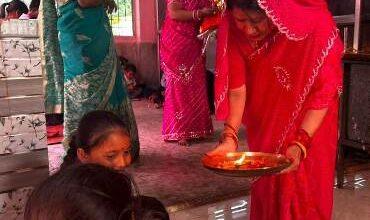 महाअष्टमी पर नगर पालिक निगम, दुर्ग परिसर स्थित मां दुर्गा मंदिर में महापौर अलका बाघमार ने किया कन्या पूजन, कन्याओं को भोजन कराकर लिया आशीर्वाद...