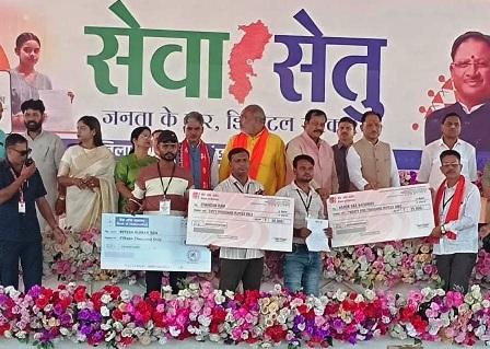 दुर्ग में मुख्यमंत्री विष्णु देव साय ने स्वच्छता कर्मियों का किया सम्मान, पीएम स्वनिधि हितग्राहियों को सौंपे डेमो चेक...