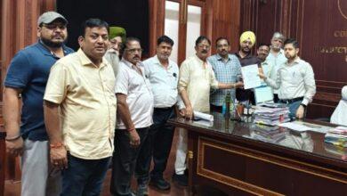 ट्रांसपोर्ट नगर की समस्याओं को लेकर कलेक्टर से मिले ट्रक-ट्रेलर ट्रांसपोर्ट एसोसिएशन के पदाधिकारी...