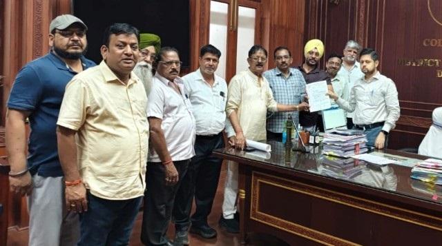 ट्रांसपोर्ट नगर की समस्याओं को लेकर कलेक्टर से मिले ट्रक-ट्रेलर ट्रांसपोर्ट एसोसिएशन के पदाधिकारी... 1 ट्रांसपोर्ट नगर की समस्याओं को लेकर कलेक्टर से मिले ट्रक-ट्रेलर ट्रांसपोर्ट एसोसिएशन के पदाधिकारी...