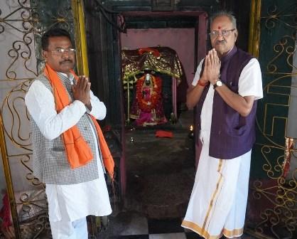 मां दंतेश्वरी के दरबार में सांसद बृजमोहन अग्रवाल ने टेका मत्था, जगदलपुर में केदार कश्यप और महेश कश्यप से की मुलाकात...