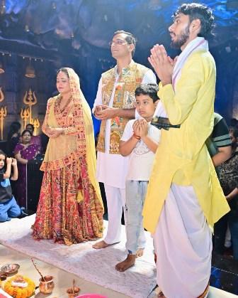 परिवार के साथ माता रानी के दरबार पहुंचे विधायक देवेंद्र यादव, हवन-पूजन के बाद भक्तों संग किया गरबा...