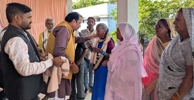 गांधी-शास्त्री जयंती पर चरौदा में 150 वरिष्ठजनों का सम्मान, सांसद विजय बघेल ने दिया सेवा का संदेश... 7 गांधी-शास्त्री जयंती पर चरौदा में 150 वरिष्ठजनों का सम्मान, सांसद विजय बघेल ने दिया सेवा का संदेश...