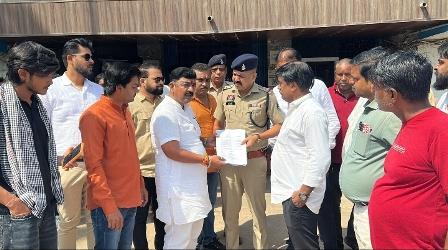 सोशल मीडिया पर कथित भ्रामक सामग्री को लेकर सुपेला थाने पहुंचे लोग, निष्पक्ष जांच की मांग... 4 सोशल मीडिया पर कथित भ्रामक सामग्री को लेकर सुपेला थाने पहुंचे लोग, निष्पक्ष जांच की मांग...