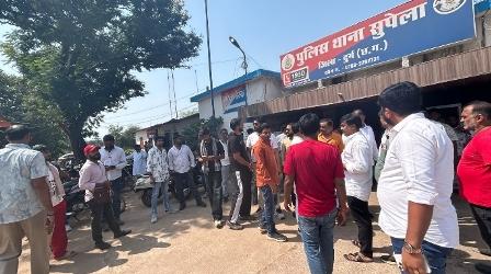 सोशल मीडिया पर कथित भ्रामक सामग्री को लेकर सुपेला थाने पहुंचे लोग, निष्पक्ष जांच की मांग... 3 सोशल मीडिया पर कथित भ्रामक सामग्री को लेकर सुपेला थाने पहुंचे लोग, निष्पक्ष जांच की मांग...