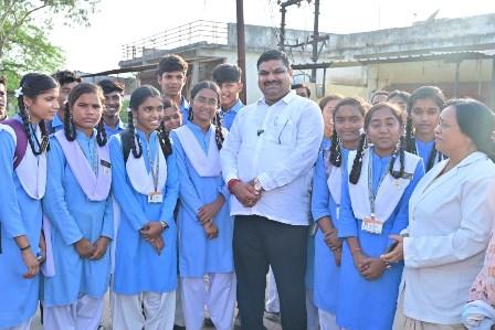 बच्चों की मांग पर 24 घंटे में फैसला, सेलूद कन्या विद्यालय में बनेगा 10 लाख का प्रार्थना शेड...