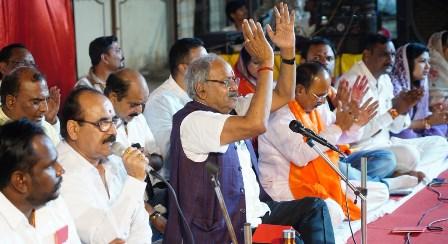 कैप्टन स्मित मच्छार के स्वास्थ्य लाभ के लिए दूधाधारी मठ में 11 बार गूंजा हनुमान चालीसा... 15 कैप्टन स्मित मच्छार के स्वास्थ्य लाभ के लिए दूधाधारी मठ में 11 बार गूंजा हनुमान चालीसा...