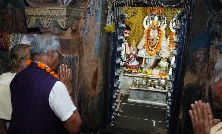 कैप्टन स्मित मच्छार के स्वास्थ्य लाभ के लिए दूधाधारी मठ में 11 बार गूंजा हनुमान चालीसा... 17 कैप्टन स्मित मच्छार के स्वास्थ्य लाभ के लिए दूधाधारी मठ में 11 बार गूंजा हनुमान चालीसा...