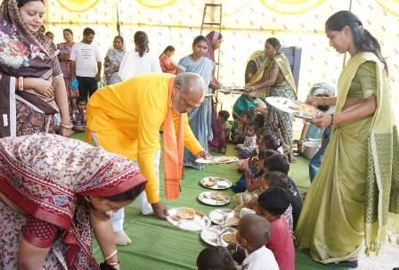 सेवा संकल्प अभियान: अंजोरा में आंगनबाड़ी बहनों का सम्मान, बच्चों को मिला नेवता भोज...