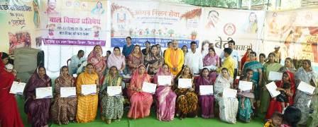सेवा संकल्प अभियान: अंजोरा में आंगनबाड़ी बहनों का सम्मान, बच्चों को मिला नेवता भोज...