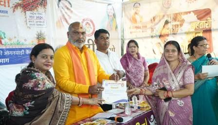 सेवा संकल्प अभियान: अंजोरा में आंगनबाड़ी बहनों का सम्मान, बच्चों को मिला नेवता भोज...