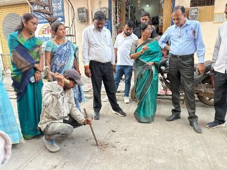 दुर्ग में सड़क निर्माण की जांच में खुली पोल, 6 इंच की जगह 2.5–3 इंच सीसी रोड मिलने पर महापौर सख्त... 10 दुर्ग में सड़क निर्माण की जांच में खुली पोल, 6 इंच की जगह 2.5–3 इंच सीसी रोड मिलने पर महापौर सख्त...