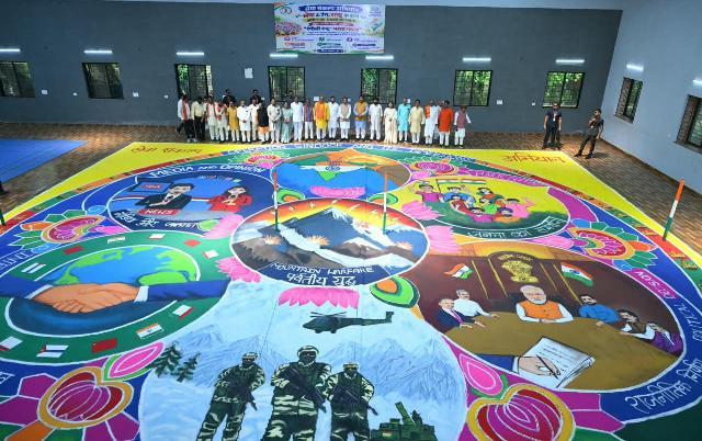 दुर्ग में रंगों से सजा सेवा और राष्ट्रभाव का संदेश, मुख्यमंत्री विष्णु देव साय ने निहारी भव्य रंगोली...