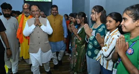 दुर्ग में रंगों से सजा सेवा और राष्ट्रभाव का संदेश, मुख्यमंत्री विष्णु देव साय ने निहारी भव्य रंगोली...