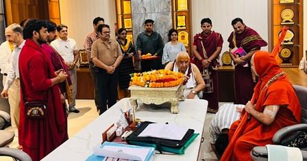 ईश्वर और जीव के मिलन का नाम है रास: भिलाई में श्रीमद्भागवत महापुराण कथा का भव्य समापन, पुष्प होली ने बांधा समां... 21 ईश्वर और जीव के मिलन का नाम है रास: भिलाई में श्रीमद्भागवत महापुराण कथा का भव्य समापन, पुष्प होली ने बांधा समां...