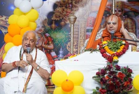 ईश्वर और जीव के मिलन का नाम है रास: भिलाई में श्रीमद्भागवत महापुराण कथा का भव्य समापन, पुष्प होली ने बांधा समां... 15 ईश्वर और जीव के मिलन का नाम है रास: भिलाई में श्रीमद्भागवत महापुराण कथा का भव्य समापन, पुष्प होली ने बांधा समां...
