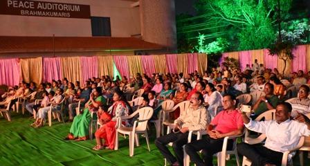 बिना पलक झपकाए मूर्ति रूप में दर्शन दे रहीं चैतन्य देवियां, भिलाई के राजयोग भवन में आकर्षण का केंद्र बनी दिव्य झांकी...