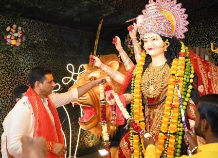 नवरात्रि पर विधायक देवेंद्र यादव ने किए मां दुर्गा के दर्शन, क्षेत्रवासियों की खुशहाली की कामना...