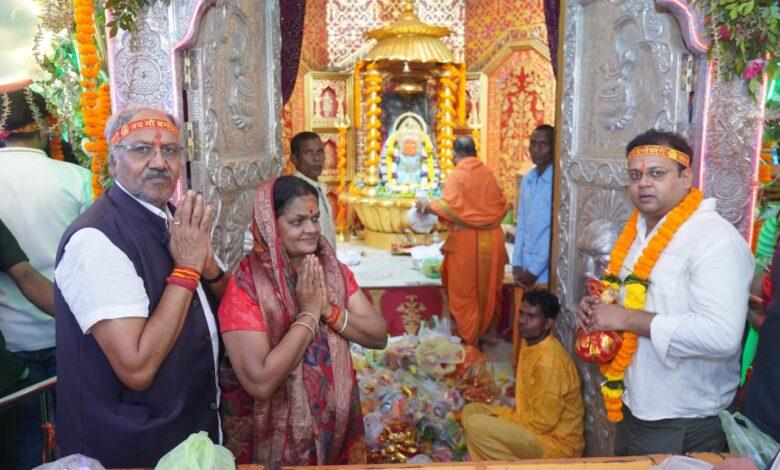 महाष्टमी पर मां बम्लेश्वरी के दरबार पहुंचे सांसद बृजमोहन अग्रवाल, सपरिवार किए दर्शन