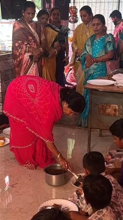 महाअष्टमी पर नगर पालिक निगम, दुर्ग परिसर स्थित मां दुर्गा मंदिर में महापौर अलका बाघमार ने किया कन्या पूजन, कन्याओं को भोजन कराकर लिया आशीर्वाद... 13 महाअष्टमी पर नगर पालिक निगम, दुर्ग परिसर स्थित मां दुर्गा मंदिर में महापौर अलका बाघमार ने किया कन्या पूजन, कन्याओं को भोजन कराकर लिया आशीर्वाद...