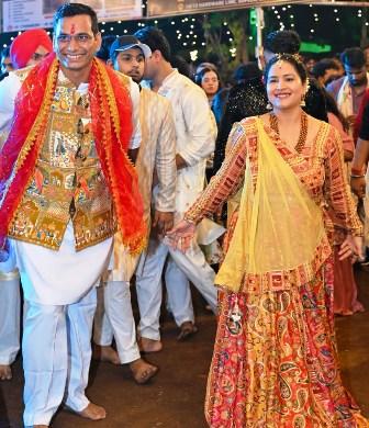 परिवार के साथ माता रानी के दरबार पहुंचे विधायक देवेंद्र यादव, हवन-पूजन के बाद भक्तों संग किया गरबा...