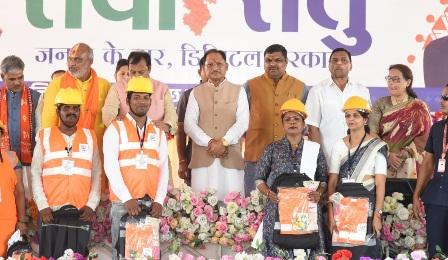 दुर्ग में मुख्यमंत्री विष्णु देव साय ने स्वच्छता कर्मियों का किया सम्मान, पीएम स्वनिधि हितग्राहियों को सौंपे डेमो चेक...
