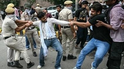 दिल्ली में सीजेपी का ‘कॉकरोच’ आंदोलन का उबाल बरकरार, नेताओं की रिहाई के बाद भी युवाओं का संघर्ष जारी...