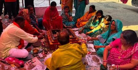 महाअष्टमी पर नगर पालिक निगम, दुर्ग परिसर स्थित मां दुर्गा मंदिर में महापौर अलका बाघमार ने किया कन्या पूजन, कन्याओं को भोजन कराकर लिया आशीर्वाद... 11 महाअष्टमी पर नगर पालिक निगम, दुर्ग परिसर स्थित मां दुर्गा मंदिर में महापौर अलका बाघमार ने किया कन्या पूजन, कन्याओं को भोजन कराकर लिया आशीर्वाद...