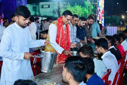 परिवार के साथ माता रानी के दरबार पहुंचे विधायक देवेंद्र यादव, हवन-पूजन के बाद भक्तों संग किया गरबा...
