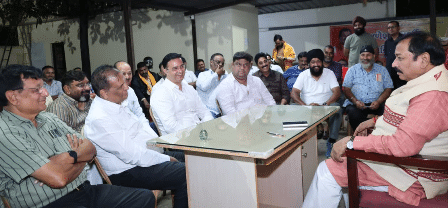 BSP के गेटों पर ट्रकों की एंट्री में भारी गिरावट, ट्रांसपोर्टरों ने उठाई आवाज, सांसद विजय बघेल ने CEO और CISF DIG से की चर्चा... 7 BSP के गेटों पर ट्रकों की एंट्री में भारी गिरावट, ट्रांसपोर्टरों ने उठाई आवाज, सांसद विजय बघेल ने CEO और CISF DIG से की चर्चा...