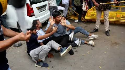 दिल्ली में सीजेपी का ‘कॉकरोच’ आंदोलन का उबाल बरकरार, नेताओं की रिहाई के बाद भी युवाओं का संघर्ष जारी...