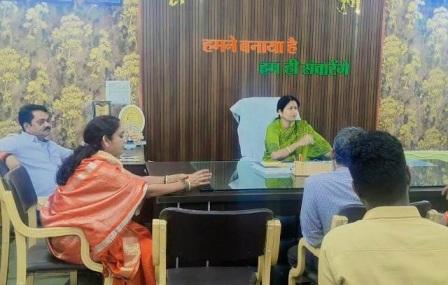 दुर्ग के डिवाइडरों से हटेंगे अवैध कटआउट, निगम ने तय किया ₹5 हजार जुर्माना और FIR का प्रावधान... 1 दुर्ग के डिवाइडरों से हटेंगे अवैध कटआउट, निगम ने तय किया ₹5 हजार जुर्माना और FIR का प्रावधान...