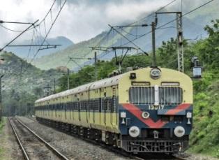 रायपुर को रेलवे की बड़ी सौगात : तीन नई मेमू ट्रेनों के परिचालन को मंजूरी, रावघाट और कुरुद रूट पर बढ़ेगी कनेक्टिविटी...