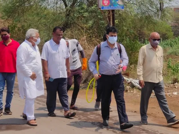 युद्ध स्तर पर किया जा रहा सैनेटाईज, पढ़ें कहां... 3 युद्ध स्तर पर किया जा रहा सैनेटाईज, पढ़ें कहां...